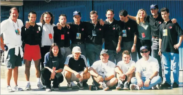  ??  ?? FOTO DE GRUPO. Todo el equipo posa a la finalizaci­ón de la carrera, entre ellos los cuatro pilotos. Antonio García (19 años) es el segundo de la fila de abajo y Alonso (18) el cuarto.