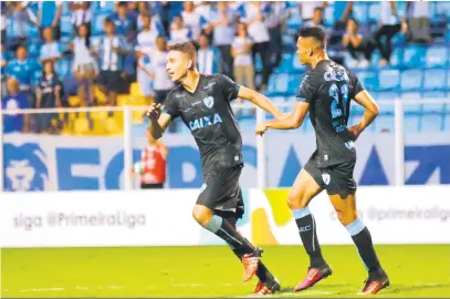  ?? Fernando Remor/Mafalda Press/Agência Estado ?? Sufoco: Londrina dominou o segundo tempo, mas o gol de Safira só saiu aos 44 minutos da etapa final