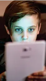  ?? ?? Mesmerised: Children are now addicted to their smartphone­s