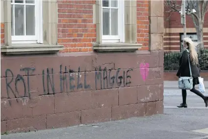  ?? PETER MUHLY/ AFP/ GETTY IMAGES ?? Graffiti disparagin­g former British prime minister Margaret Thatcher in west Belfast, Northern Ireland, on Tuesday reflects the mood of some who celebrated her death this week.