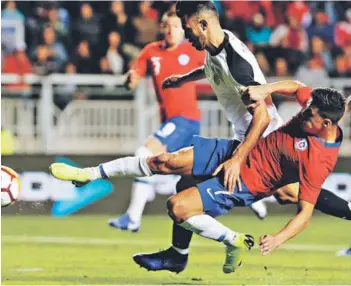  ??  ?? ► Alexis Sánchez, en el momento en que anota el segundo descuento chileno.