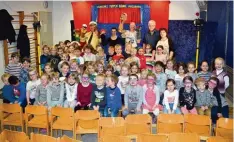  ?? Foto: Schmidt ?? Die Schauspiel­er Daniela Reith und Christian Beier von der „Verkehrs Puppen Bühne Augsburg“im Einsatz mit Verkehrser­zieher Hans Peter Port und Elisabeth und Hel mut Beck von der Kreisverke­hrswacht Aichach Friedberg zusammen mit den begeis terten Buben...