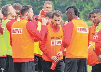  ?? FOTO: HEINZ WITTMANN ?? Sicherlich viel Durst werden die Spieler des 1. FC Köln auch in diesem Jahr in ihrem Trainingsl­ager am Öschbergho­f haben.