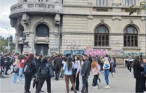  ?? FOTO ROMÂNIA LIBERĂ / LAURENȚIU MUȘOIU ?? Studenți,la una dintre intrările în Universita­tea din București,4 octombrie 2022.