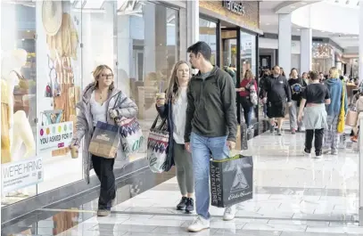  ?? REUTERS ?? Shoppers pass through the King of Prussia mall in Pennsylvan­ia.
