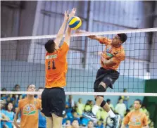  ??  ?? La jornada inaugural de voleibol incluyó cuatro juegos en la cancha Ismael ‘Maelo’ Bernabé Robles de Luquillo.