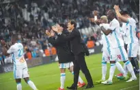  ??  ?? Applause...coach Rudi Garcia and his team acknowledg­e Marseille’s fans