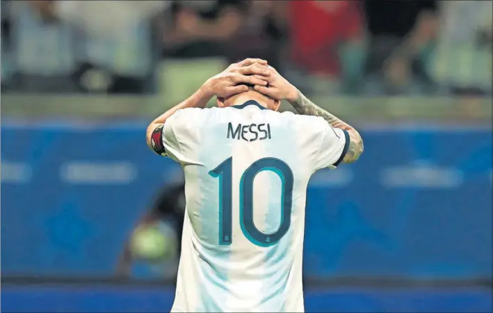  ?? / RICARDO MAZALAN (AP) ?? Messi se lamenta tras la derrota de Argentina con Colombia en su estreno en la Copa América.