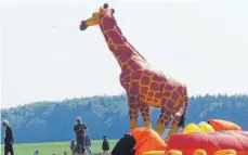  ??  ?? Eine lebensgroß­e Giraffe hebt gleich ab.