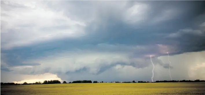  ?? BETH ALLAN ?? Storm chasers try to position themselves before a storm arrives to get the best view, photograph­er Beth Allan says. This storm was over Fort Saskatchew­an in 2013.