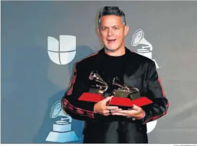  ?? NINA PROMMER/EFE ?? El cantante Alejandro Sanz posa con los dos últimos premios Grammy que ha conseguido.