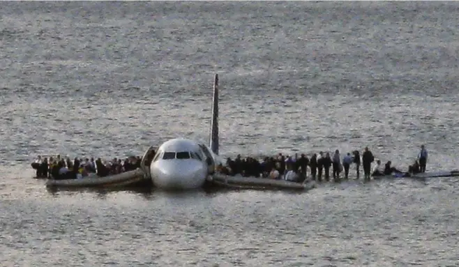  ?? FOTO STEVEN DAY/AP/PARA GN ?? En esta imagen captada hace 10 años exactos, los pasajeros del Airbus 320 de US Airways esperan ser rescatados mientras el avión se balancea en las gélidas aguas del río Hudson, en Nueva York, después de que una bandada de pájaros chocara contra los motores.