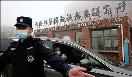  ??  ?? Des enquêteurs de l’Organisati­on mondiale de la santé arrivant au centre de virologie de Wuhan, en Chine, le 3 février.