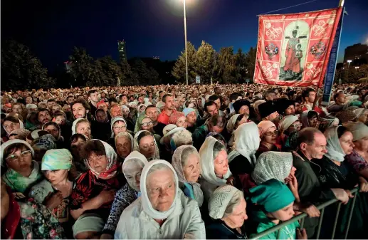  ??  ?? Procession­e Folla di fronte alla Chiesa del Sangue di Ekaterinbu­rg nel giorno del centesimo anniversar­io dell’esecuzione dello zar La vicenda