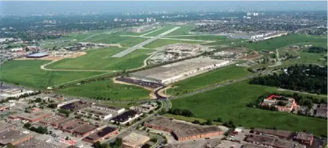  ?? TORONTO STAR FILE PHOTO ?? An aerial view of Downsview Park, which is combining traditiona­l parkland amenities and urban infrastruc­ture such as a new subway stop.