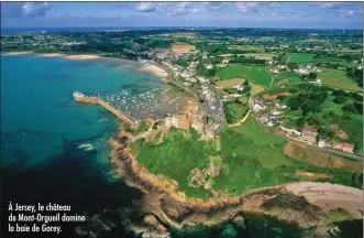  ??  ?? À Jersey, le château de Mont-Orgueil domine la baie de Gorey.