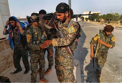  ?? The Associated Press ?? ■ U.S.-backed Syrian Democratic Forces (SDF) fighters prepare for battle against Islamic State group militants on June 22, 2017, in Raqqa, northeast Syria.