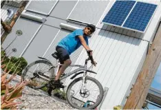  ?? Foto: Elisa Glöckner ?? Thomas Rebitzer ist durch und durch ökologisch eingestell­t. Und auch in den Urlaub geht es mit dem Fahrrad.