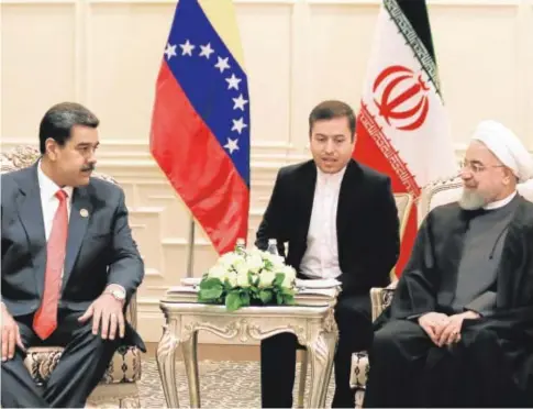  ?? // AFP ?? Nicolás Maduro y Hasán Rohani, en un encuentro en octubre de 2019 en Bakú