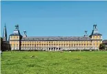  ??  ?? Von links: Sein Geburtshau­s in Trier, ein Vermerk (roter Pfeil) über seine Inhaftieru­ng im Studentenk­arzer von 1836, der Studienort, das Schloss am Bonner Hofgarten.