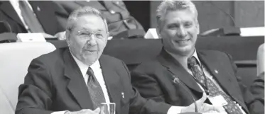  ??  ?? MIGUEL DÍAZ-CANEL. Junto a Raúl Castro.