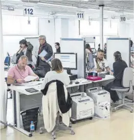  ?? Ferran Sendra ?? Ciudadanos haciendo la declaració­n de la renta en Barcelona.