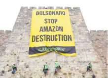  ?? EFE ?? En Jerusalem, activistas de Greenpeace pusieron una pancarta.