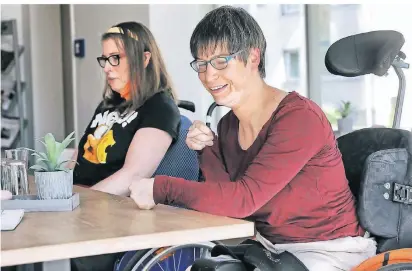  ?? FOTO: KÖHLEN ?? Anna-Sophie Gödde (l.) und Anna Dupke sitzen im gemeinsame­n Aufenthalt­sraum in der Behinderte­n-WG an der Hochdahler Straße in Hilden.