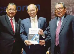  ?? PIC BY SALHANI IBRAHIM ?? Permodalan Nasional Bhd (PNB) chairman Tan Sri Abdul Wahid Omar (centre) with PNB Research Institute chairman Datuk Dr Awang Adek Hussin (right) and Universiti Kebangsaan Malaysia vice-chancellor Prof Datuk Seri Dr Noor Azlan Ghazali at the launching...