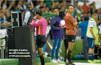  ??  ?? REVISIÓN. El árbitro del León-Puebla acude al VAR para una jugada.