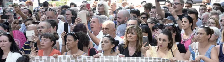  ??  ?? In piazza La manifestaz­ione organizzat­a davanti al municipio di Bibbiano dopo l’esplosione dello scandalo sugli affidi illeciti e gli arresti della Procura lo scorso giugno, l’allora ministro Salvini parlò nella piazza del paese