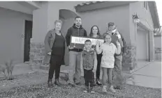  ??  ?? LA FAMiLiA CAMArENA, primeros beneficari­os del programa de vivienda entre HAC y HUD, en Somerton. La primera fase del programa de vivienda accesible incluyó la construcci­on de dos casas en Somerton y una en San Luis.