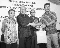  ??  ?? Awang Tengah (second left) presents a token of appreciati­on to Sudarsono while Naroden (left) and Len (second right) look on. — Photos by Muhammad Rais Sanus