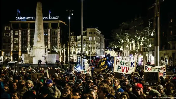  ?? Bild: Ramon van Flymen/IMAGO/ANP ?? Am Wahlabend im November 2023 gab es in Amsterdam noch Demonstrat­ionen gegen Wilders PVV. Seither ist seine Popularitä­t weiter gewachsen