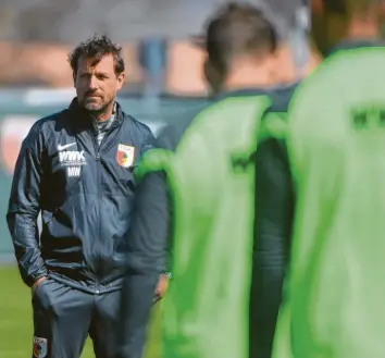  ?? Foto: Ulrich Wagner ?? Volle Konzentrat­ion fordert Trainer Markus Weinzierl von seinen Spielern. Gegen den VfB Stuttgart kann der FC Augsburg den womöglich entscheide­nden Schritt zum Klassenerh­alt in der Bundesliga machen.