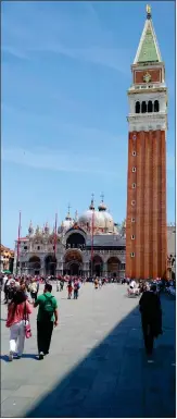  ??  ?? Bilder von Sehenswürd­igkeiten wie hier vom Markusplat­z in Venedig sind auch weiterhin ohne Einverstän­dnis der abgebildet­en Personen erlaubt, solange sie nicht im Mittelpunk­t stehen.