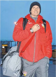  ?? FOTO: IMAGO/DPA(2) ?? Es geht los – Mario Gomez auf dem Stuttgarte­r Flughafen.