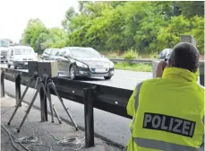  ?? FOTO: DPA ?? Erst rasen, dann pausieren: Wer viel zu schnell mit dem Auto unterwegs ist und von der Polizei geblitzt wird, riskiert unter anderem ein Fahrverbot.