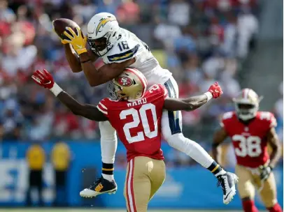  ?? KEYSTONE ?? Una ricezione di Tyrell Williams (Chargers) nonostante la pressione di Jimmie Ward (49ers)