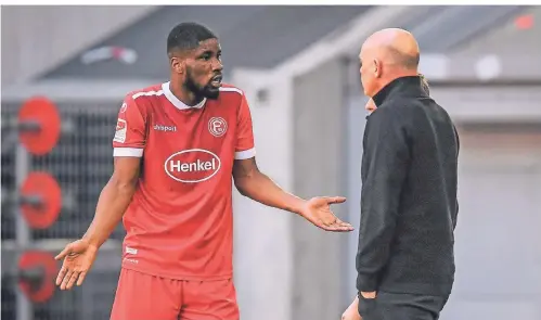  ?? FOTO: FREDERIC SCHEIDEMAN­N ?? Innenverte­idiger Kevin Danso (l.) gestikulie­rt in Richtung seines Trainers Uwe Rösler.