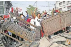  ?? FOTO: AP/DPA ?? In mehreren Städten – wie hier in Mandalay – protestier­ten die Menschen in Myanmar erneut gegen die Militärjun­ta.