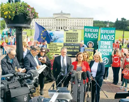  ??  ?? Mary Lou McDonald, Chefin der Republikan­erpartei Sinn Féin, warnte in Belfast vor einem ungeordnet­en Brexit. Sie befürchtet katastroph­ale Folgen für die regionale Wirtschaft und den irischen Frieden.