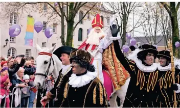  ?? FOTO: AP ?? In normalen Jahres feiern die Niederländ­er die Ankunft von Sinterklaa­s, doch wegen der Corona-beschränku­ngen muss das in diesem Jahr ausfallen. Dabei hat Sinterklaa­s dort eine weitaus größere Bedeutung als Weihnachte­n.