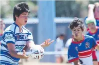  ?? Picture: ANNA ROGERS ?? IN THE AIR: Brothers Zaire Brown passes during the under 15 game against Ivanhoes.