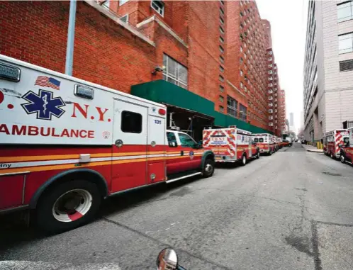  ??  ?? Des ambulances devant l’hôpital Bellevue. Le service d’urgences 911 est débordé, avec des pics atteignant parfois 7100 appels par jour, le double de la moyenne habituelle.