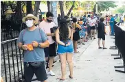  ?? JESÚS SOLANO ?? Bañistas hacen fila para ingresar a El Rodadero.