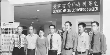  ??  ?? Rejang Medical Centre chairman Dr Lau Ngi Chuang (left), Rejang Healthcare Centre chairman Tang Chok King (second left), Dr Wong (fourth left), Dr Tang (right) and others at the opening of the specialist clinic.