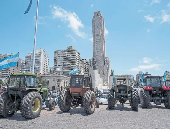  ?? Marcelo manera ?? Unos 200 productore­s llevaron sus tractores y camionetas para protestar contra los derechos de exportació­n