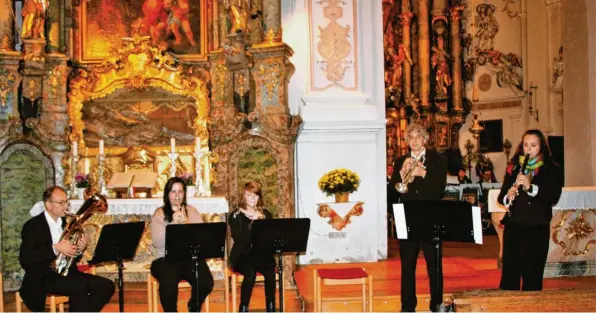  ?? Fotos: Hieronymus Schneider ?? Das Bläserense­mble der Musikschul­e leitete das stimmungsv­olle Konzert ein.