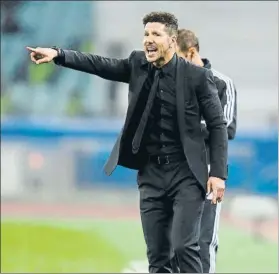  ?? FOTO: SIRVENT ?? Simeone, dando instruccio­nes en el Olímpico de Bakú